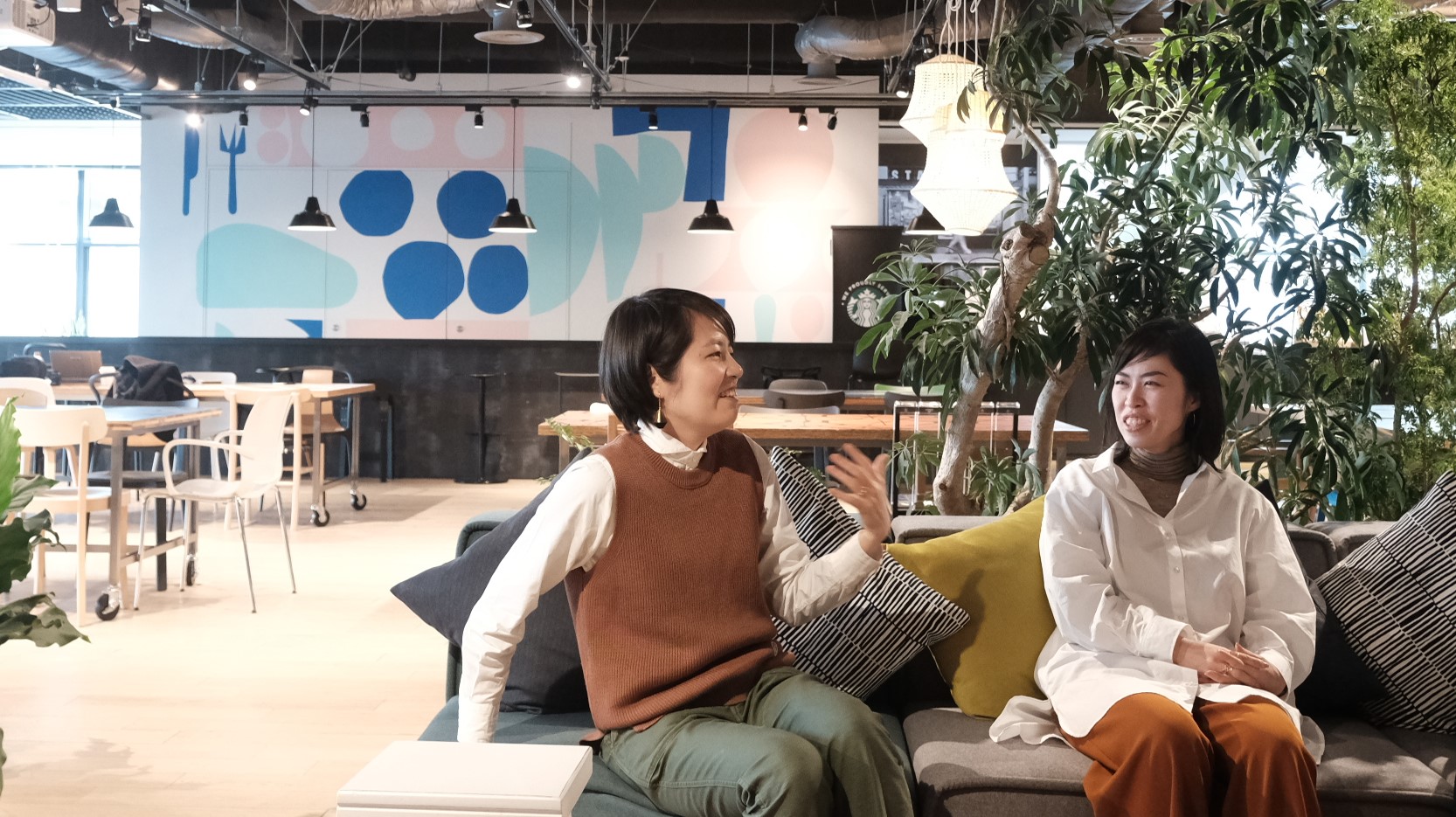 「集う人たちの気持ちを高揚させる空間には何が必要なのか」と語る山田（左）と「“いかに余白をつくれるか” が空間デザインにおいて大切」と語る空間プランナーの梶村（右）