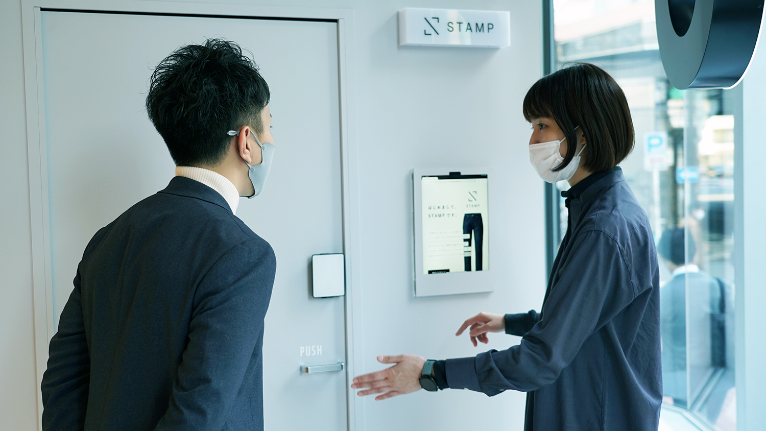 Conversation in front of STAMP's 3D scanner