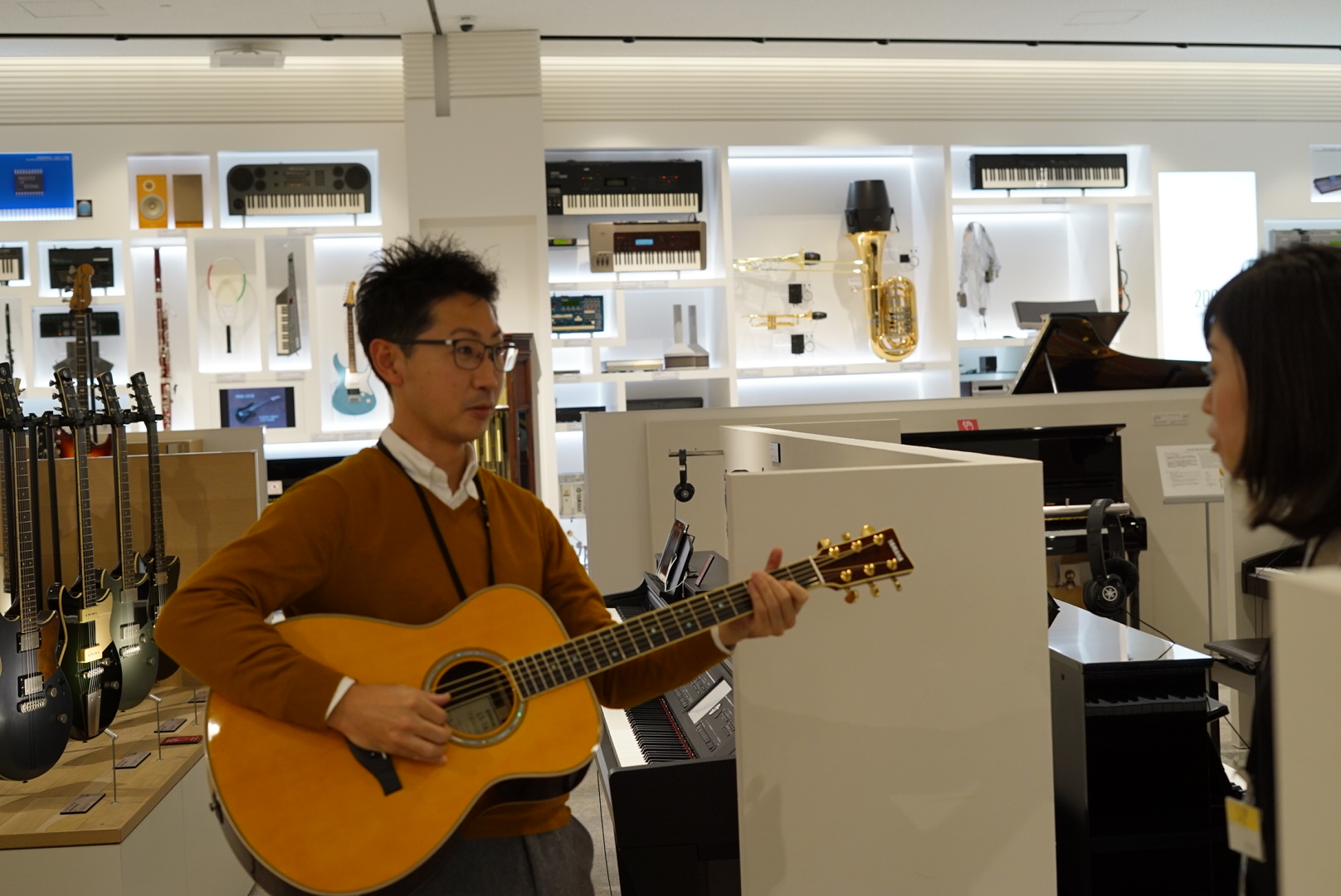 ギターを片手に「音楽を無形文化遺産に」と語る柘植 秀幸さん
