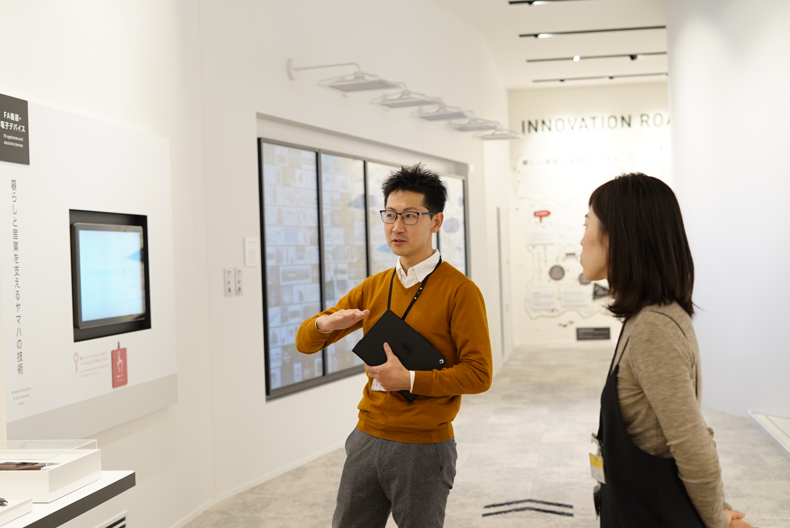 『Real Sound Viewing』プロジェクトの牽引役も担う、ヤマハ株式会社 デザイン研究所 主事の柘植 秀幸さん（左）