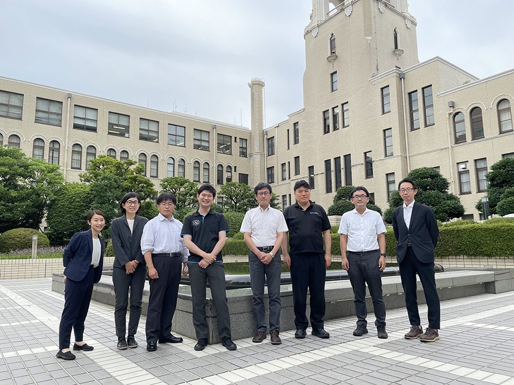 Take a commemorative photo in front of the main building of Shizuoka City Hall, which has an impressive dome atop the tower. Chief Director Miyazaki, Counselor Mori, Manager Hirota, Chief Suzuki and project members from NOMURA Co., Ltd.
