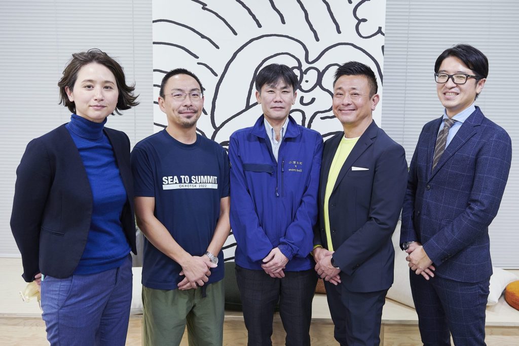 OKULABの麗狗二美さん（左）、クロストークを終えた登壇者3名、乃村工藝社の橋本俊介（右）