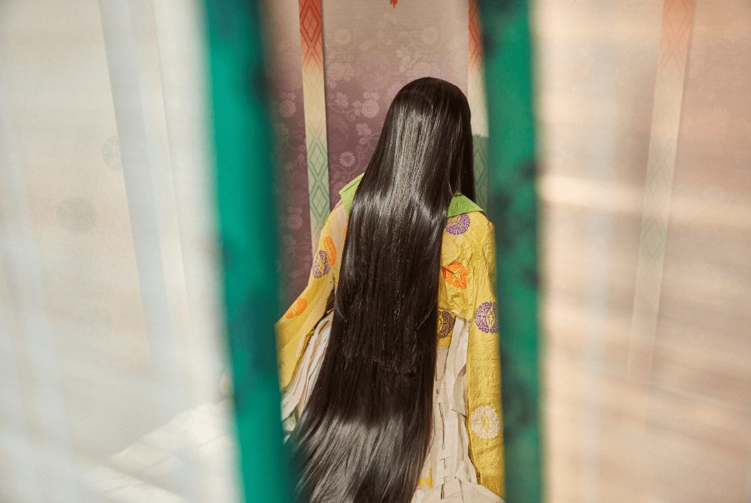 A Murasaki Shikibu doll welcomes you, imagining the encounter between a man and a woman in the Heian period.