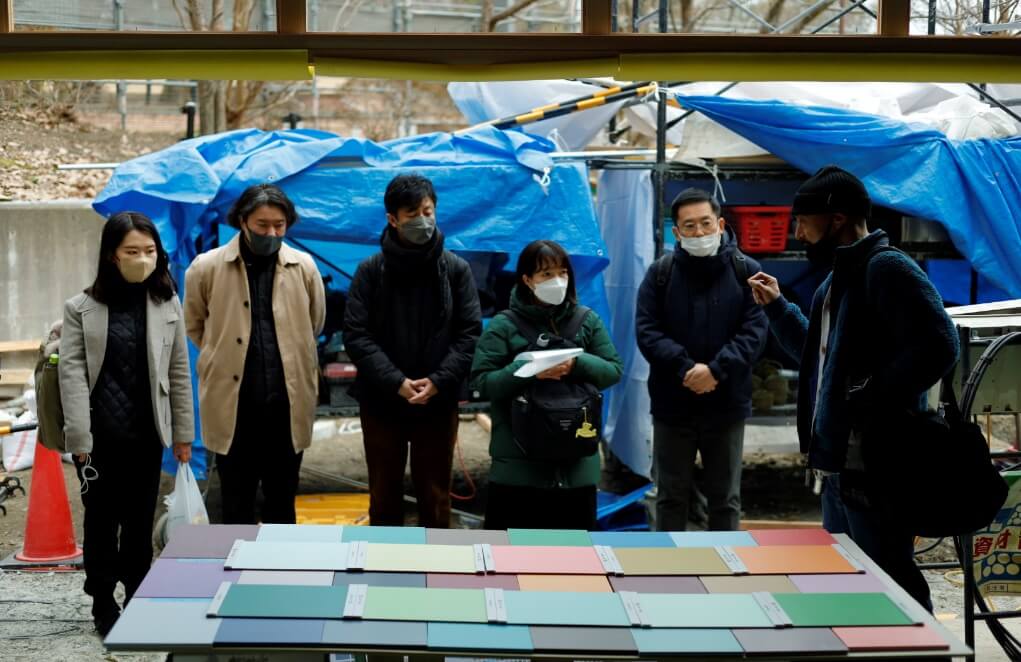 「公園の⾊」の中から「建物を塗る」24⾊を選ぶ様子